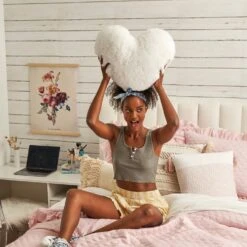Sophia Heart Faux Fur Pillow -Best Homeware Shop Pillows FauxFurHeartWhite d5fbf5a3 18c3 4ad4 94f8 7ba8e784ce7e