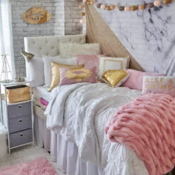 Lips Mirrored Acrylic Wall Art -Best Homeware Shop SC1915 Dormify 3481 5c4d295a f116 43b5 8782 08e1c7741e7f